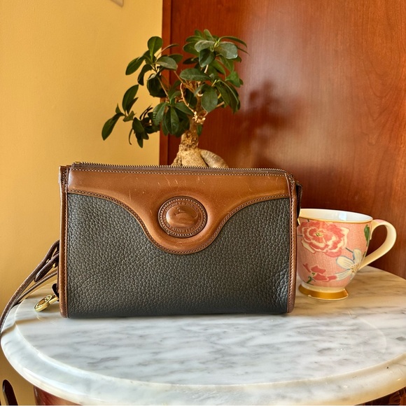 Dooney & Bourke Handbags - ⭐️Vintage Rare Dooney & Burke crossbody bag